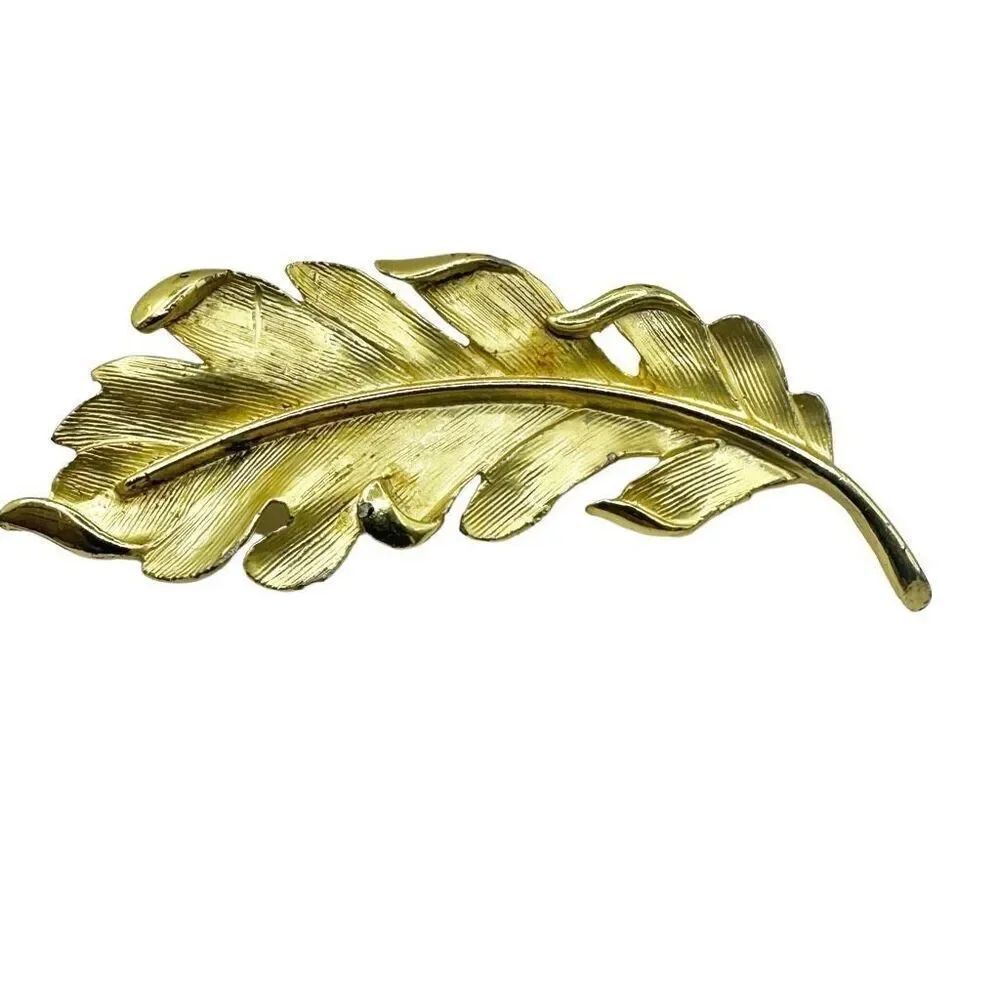 Gold tone vintage leaf brooch